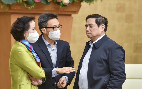 Thủ tướng Phạm Minh Chính trao đổi với các thành viên Chính phủ. Ảnh: VIẾT CHUNG
