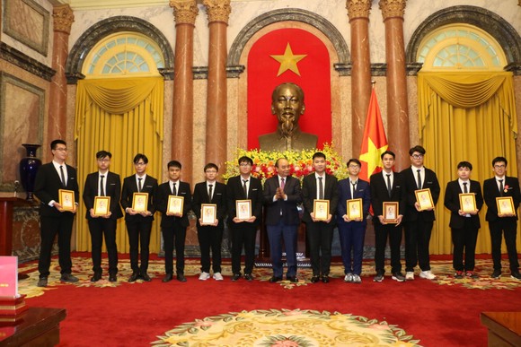 Chủ tịch nước Nguyễn Xuân Phúc tuyên dương đoàn học sinh đạt giải quốc tế ảnh 1