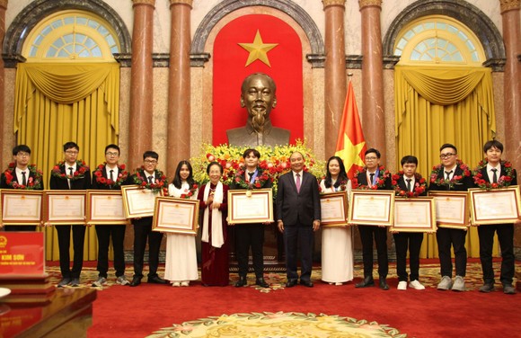 Chủ tịch nước Nguyễn Xuân Phúc tuyên dương đoàn học sinh đạt giải quốc tế ảnh 3