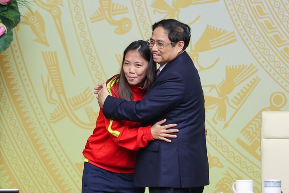 Thủ tướng Phạm Minh Chính gặp mặt và khen thưởng 'những cô gái kim cương' ảnh 2