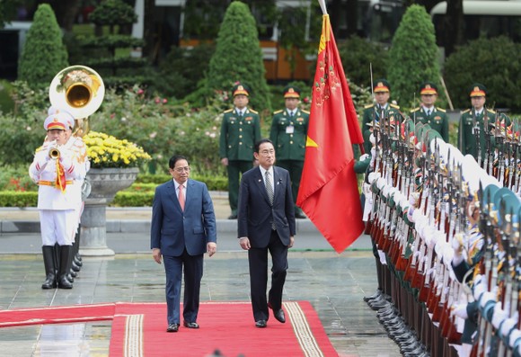 Thủ tướng Phạm Minh Chính đón Thủ tướng Nhật Bản Kishida Fumio  ​ ảnh 3
