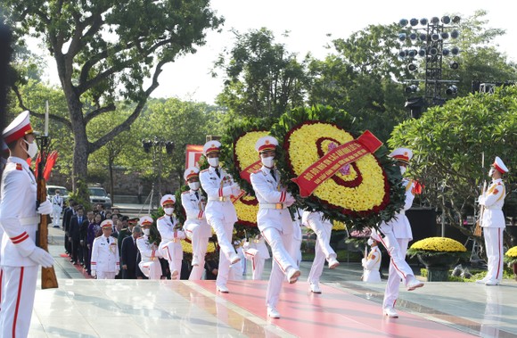 Lãnh đạo Đảng, Nhà nước tưởng niệm các anh hùng liệt sĩ ảnh 1