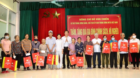 Ủy ban Trung ương MTTQ Việt Nam trao quà cho đồng bào nghèo