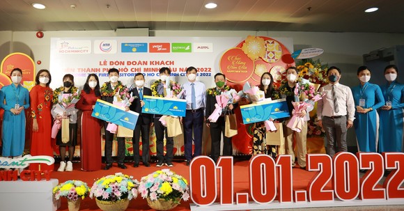 TPHCM đón những vị khách đầu tiên 'xông đất' năm 2022 ảnh 1