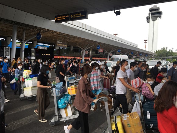 Sân bay Tân Sân Nhất đông nghẹt hành khách chiều 6-2 ảnh 1
