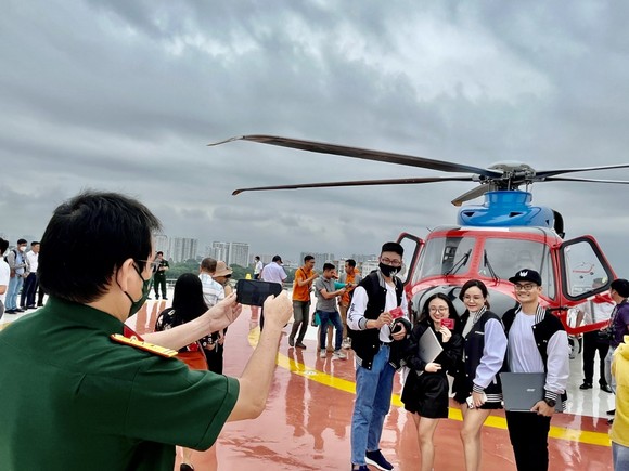Du khách háo hức trải nghiệm tour trực thăng ngắm TPHCM ảnh 2