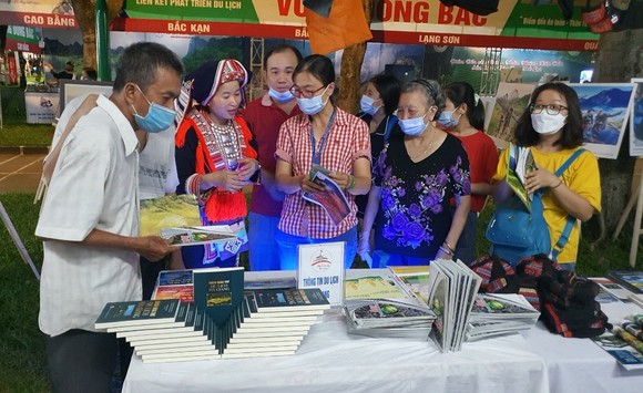 'Bùng nổ' tour hè, đa dạng sản phẩm mới ảnh 1