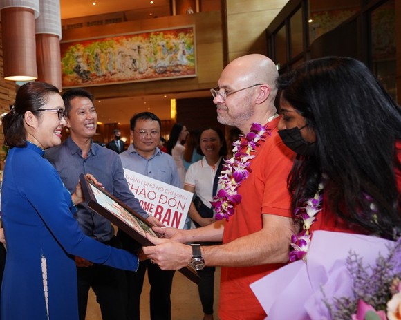 Bà Bùi Thị Ngọc Hiếu, Phó Giám đốc Sở Du lịch TPHCM tặng hoa chúc mừng đoàn khách MICE trưa 11-8