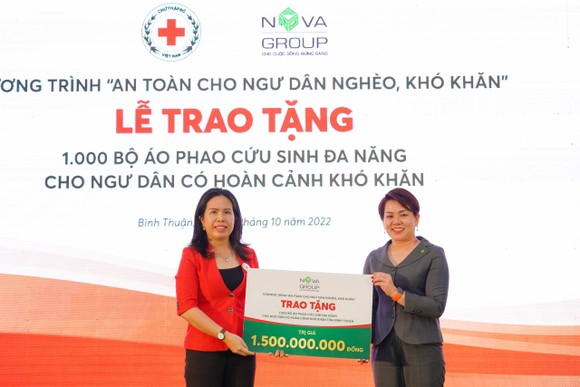 Tặng 1.000 bộ áo phao cứu sinh cho ngư dân ảnh 2