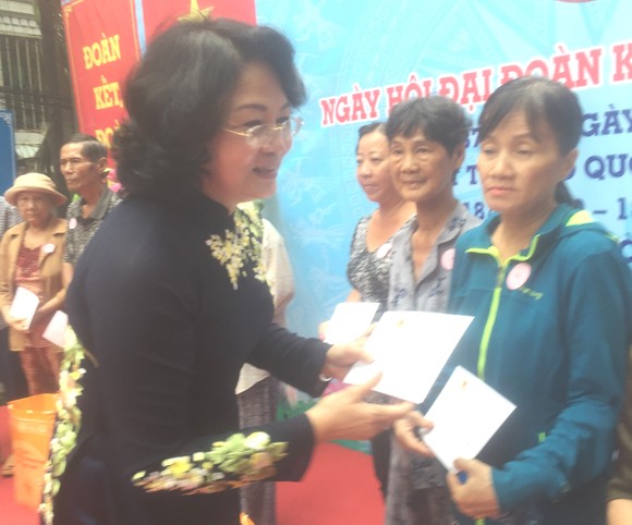 Phó Chủ tịch nước Đặng Thị Ngọc Thịnh dự ngày hội Đại đoàn kết toàn dân tộc ở TPHCM ảnh 1