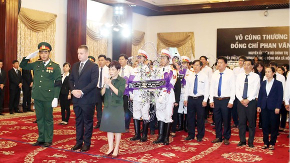 Nhiều đoàn ngoại giao đến viếng nguyên Thủ tướng Phan Văn Khải ảnh 20