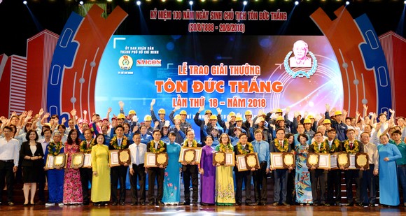 Các đồng chí lãnh đạo TPHCM, đồng nghiệp chúc mừng các điển hình đạt giải Tôn Đức Thắng năm 2018. Ảnh: VIỆT DŨNG