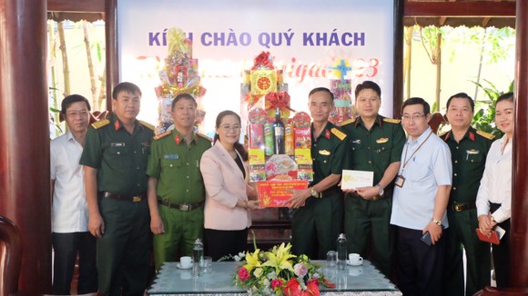 Lãnh đạo TPHCM thăm, chúc Tết các đơn vị, cá nhân ảnh 5