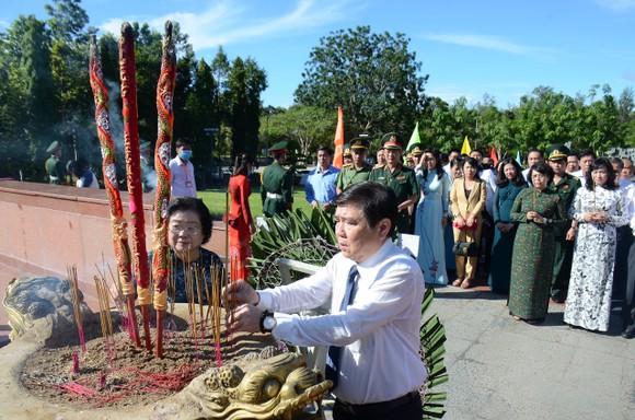 Lãnh đạo TPHCM dâng hương tưởng niệm Anh hùng liệt sĩ tại Nghĩa trang Hàng Dương huyện Côn Đảo  ảnh 2