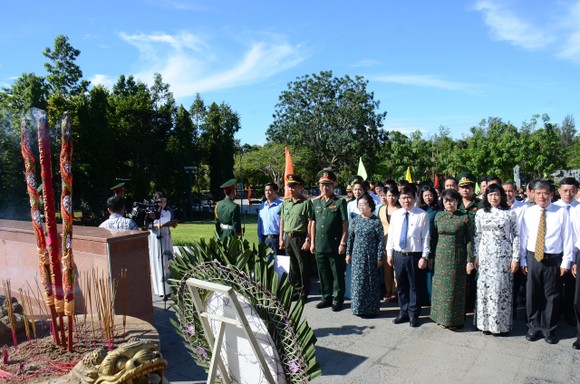 Lãnh đạo TPHCM dâng hương tưởng niệm Anh hùng liệt sĩ tại Nghĩa trang Hàng Dương huyện Côn Đảo  ảnh 1