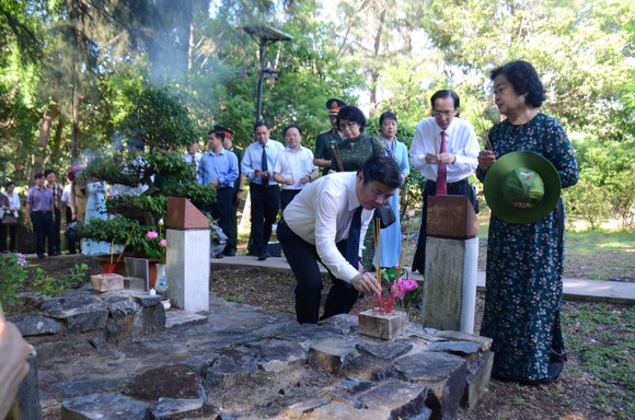 Lãnh đạo TPHCM dâng hương tưởng niệm Anh hùng liệt sĩ tại Nghĩa trang Hàng Dương huyện Côn Đảo ảnh 4