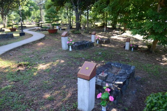 Lãnh đạo TPHCM dâng hương tưởng niệm Anh hùng liệt sĩ tại Nghĩa trang Hàng Dương huyện Côn Đảo  ảnh 6