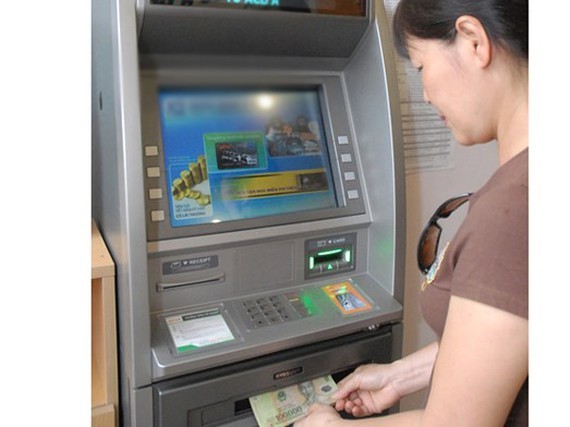 Khuyến khích người dân nhận lương hưu, trợ cấp thất nghiệp qua tài khoản ATM ảnh 1