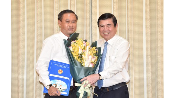 Chủ tịch UBND TPHCM Nguyễn Thành Phong trao quyết định điều động và bổ nhiệm cho ông Huỳnh Thanh Nhân. Ảnh: VIỆT DŨNG