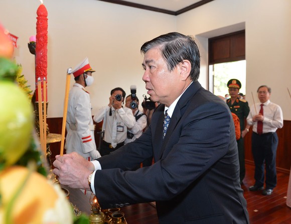Lãnh đạo TPHCM dâng hương tưởng niệm Chủ tịch Hồ Chí Minh, Chủ tịch Tôn Đức Thắng ảnh 3