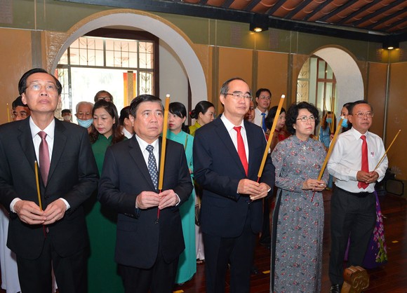 Lãnh đạo TPHCM dâng hương tưởng niệm Chủ tịch Hồ Chí Minh, Chủ tịch Tôn Đức Thắng ảnh 4
