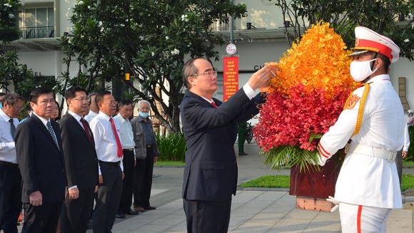 Lãnh đạo TPHCM dâng hương tưởng niệm Chủ tịch Hồ Chí Minh, Chủ tịch Tôn Đức Thắng ảnh 6