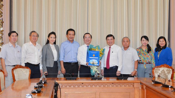 Chủ tịch UBND TPHCM Nguyễn Thành Phong và các đồng chí lãnh đạo Sở Văn hóa - Thể thao chúc mừng ông Trần Thế Thuận. Ảnh: VIỆT DŨNG