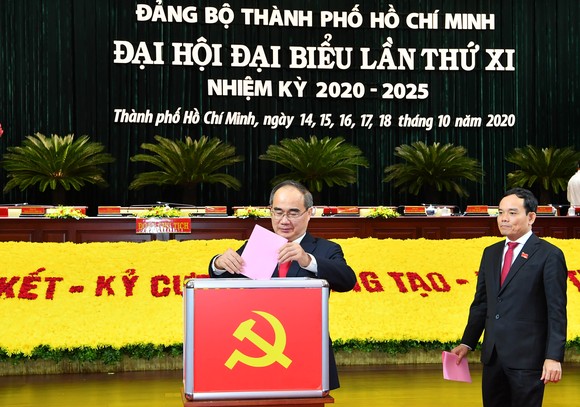 Bỏ phiếu bầu Ban Chấp hành Đảng bộ TPHCM khóa XI ảnh 1