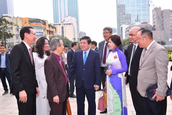 Lãnh đạo TPHCM và đại biểu kiều bào dâng hoa Chủ tịch Hồ Chí Minh ảnh 3