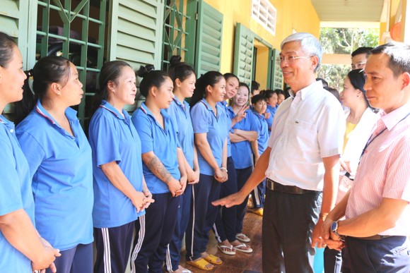 Phó Chủ tịch UBND TPHCM Võ Văn Hoan thăm, chúc tết các cơ sở cai nghiện ma túy ảnh 2