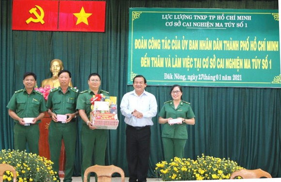 Giám đốc Sở LĐTB-XH TPHCM Lê Minh Tấn thăm, chúc tết cơ sở cai nghiện ma túy ảnh 3