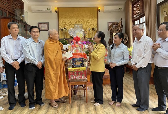 Chủ tịch HĐND TPHCM Nguyễn Thị Lệ thăm, chúc tết các đơn vị, cá nhân ảnh 6