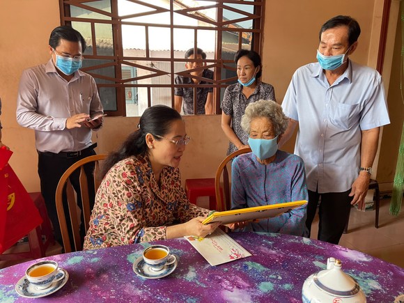 Thường trực HĐND TPHCM tặng 249 phần quà tới Mẹ Việt Nam Anh hùng và người dân huyện Củ Chi ảnh 4