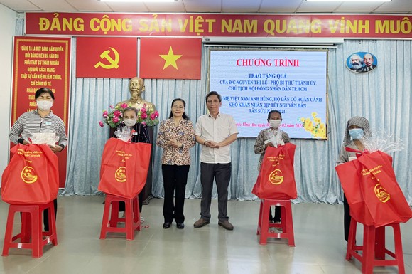 Thường trực HĐND TPHCM tặng 249 phần quà tới Mẹ Việt Nam Anh hùng và người dân huyện Củ Chi ảnh 2