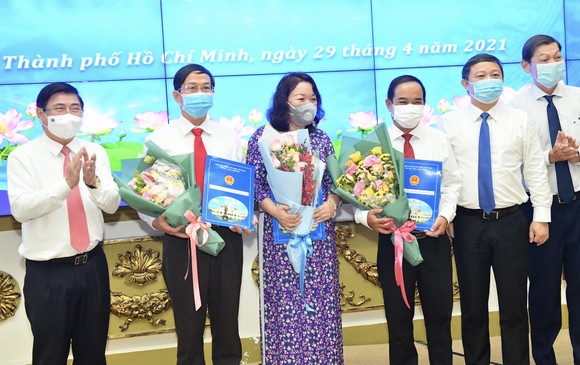 Chủ tịch UBND TPHCM Nguyễn Thành Phong trao quyết định thành lập các cơ quan báo chí và bổ nhiệm nhân sự ảnh 4