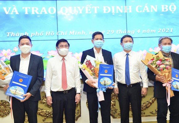 Chủ tịch UBND TPHCM Nguyễn Thành Phong trao quyết định thành lập các cơ quan báo chí và bổ nhiệm nhân sự ảnh 3