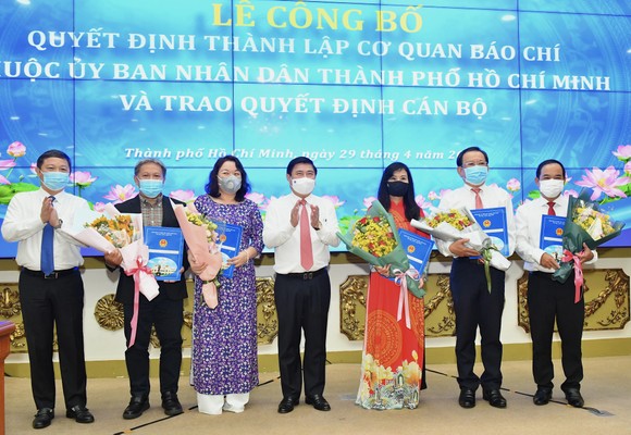 Chủ tịch UBND TPHCM Nguyễn Thành Phong trao quyết định thành lập các cơ quan báo chí và bổ nhiệm nhân sự ảnh 1