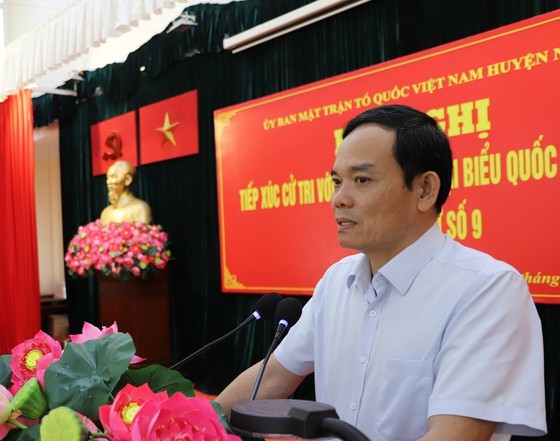 Ứng cử viên Trần Lưu Quang trình bày chương trình hành động trước cử tri huyện Nhà Bè (TPHCM) vào ngày 7-5. Ảnh: MAI HOA