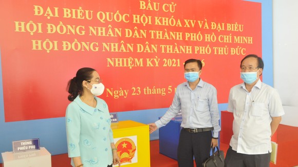 Chủ tịch HĐND TPHCM Nguyễn Thị Lệ kiểm tra việc chuẩn bị bầu cử tại TP Thủ Đức. Ảnh: CAO THĂNG