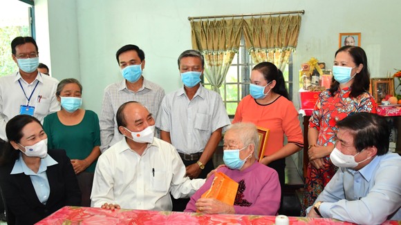 Chủ tịch nước Nguyễn Xuân Phúc thăm, tặng quà một số gia đình chính sách tại huyện Hóc Môn, TPHCM ảnh 1