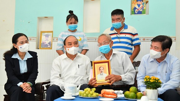 Chủ tịch nước Nguyễn Xuân Phúc thăm, tặng quà một số gia đình chính sách tại huyện Hóc Môn, TPHCM ảnh 3
