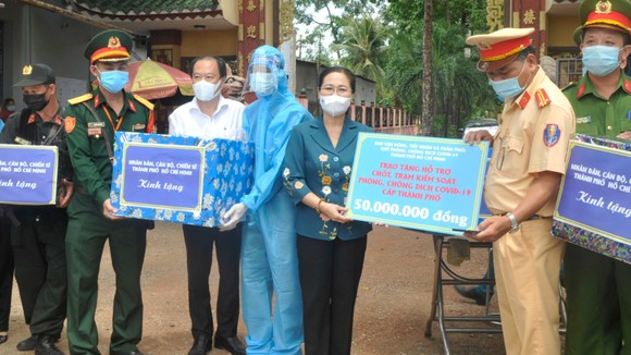 Chủ tịch HĐND TPHCM Nguyễn Thị Lệ thăm, động viên các chốt phòng, chống dịch Covid-19 ảnh 1