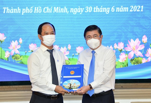 Chủ tịch UBND TPHCM Nguyễn Thành Phong bổ nhiệm 61 lãnh đạo UBND 16 quận  ​ ảnh 1