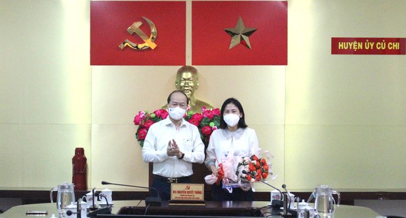 UBND TPHCM phê chuẩn kết quả bầu tân Chủ tịch UBND huyện Củ Chi Phạm Thị Thanh Hiền ảnh 1