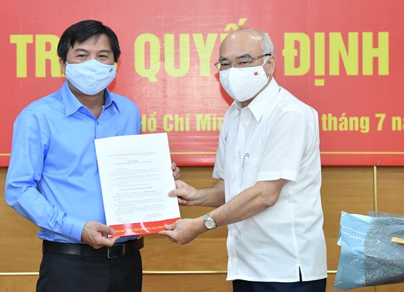 Trưởng Ban Tuyên Giáo Thành ủy TPHCM Phan Nguyễn Như Khuê trao quyết định cho đồng chí Tăng Hữu Phong. Ảnh: VIỆT DŨNG