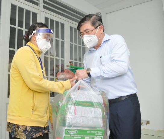 Chủ tịch UBND TPHCM Nguyễn Thành Phong: Y tế sẽ tới tận nhà tiêm vaccine cho người dân ảnh 5