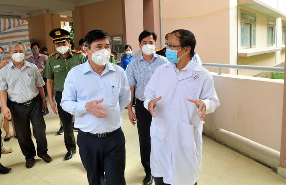 Chủ tịch UBND TPHCM Nguyễn Thành Phong: Y tế sẽ tới tận nhà tiêm vaccine cho người dân ảnh 4