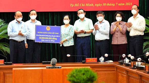 Chủ tịch nước Nguyễn Xuân Phúc: Chiến lược song trùng vừa dập dịch, vừa điều trị  ảnh 6