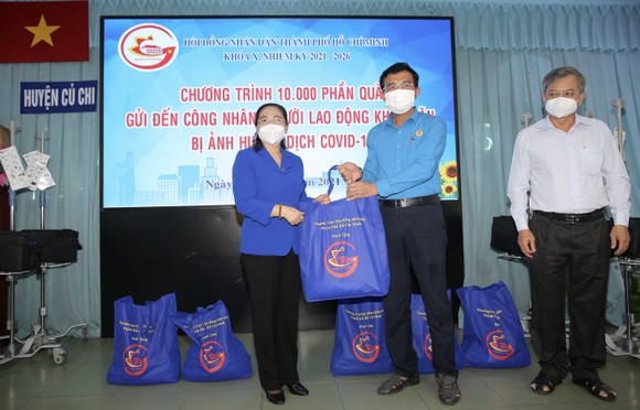 Chủ tịch HĐND TPHCM Nguyễn Thị Lệ cùng các đại biểu trao tận tay 10.000 phần quà hỗ trợ người dân ảnh 5