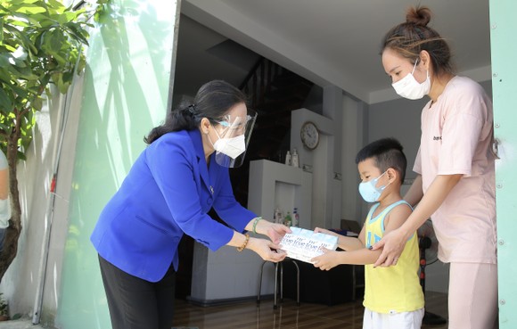 Chủ tịch HĐND TPHCM Nguyễn Thị Lệ cùng các đại biểu trao tận tay 10.000 phần quà hỗ trợ người dân ảnh 1